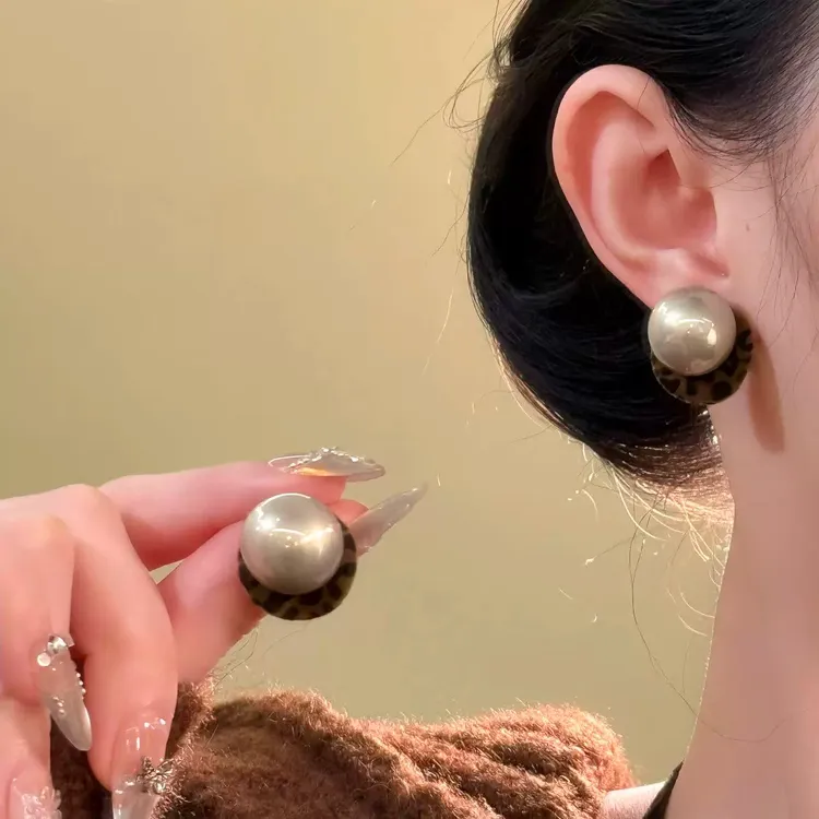 铜合金仿珍珠耳饰 简秋主义~秋冬复古植绒豹纹珍珠耳钉女耳环耳饰