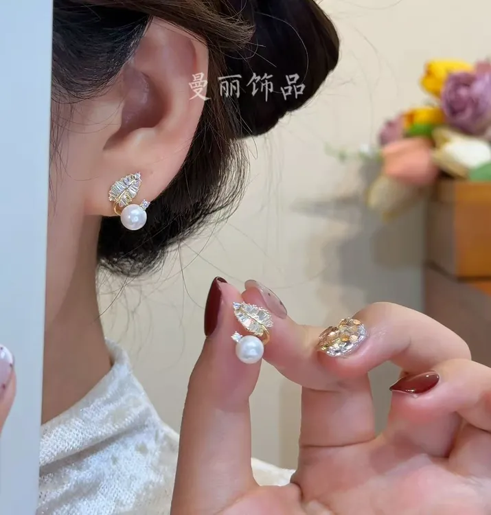 铜合金耳饰 2025精致立体锆叶亮珠耳钉