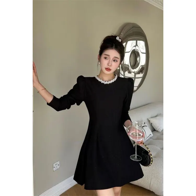 法式珍珠领赫本风连衣裙女秋季气质小黑裙生日高级感小个子礼服裙