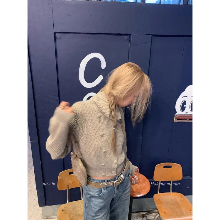 法式灰色翻领单排扣软糯针织开衫秋季新款设计感毛衣短款外套上衣