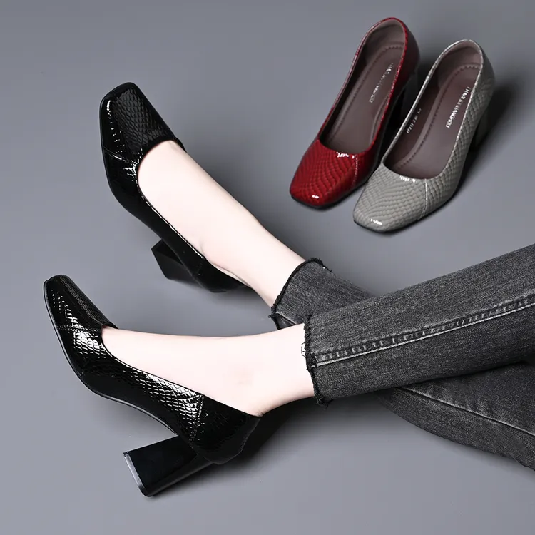 头层牛皮新款时尚方头浅口粗跟单鞋女春秋简约蛇皮纹通勤高跟皮鞋