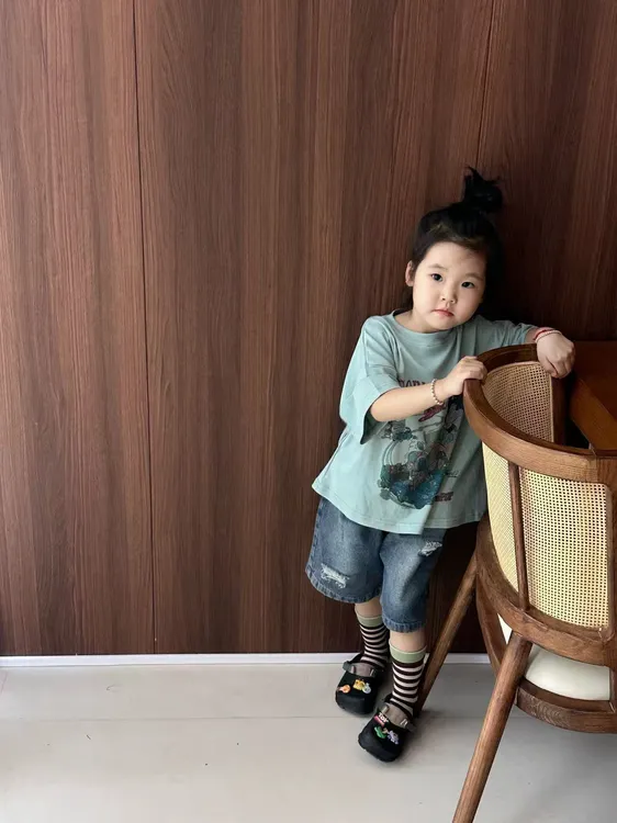 2025年新款女宝休闲韩版豆绿色卡通T恤破洞牛仔五分裤套装