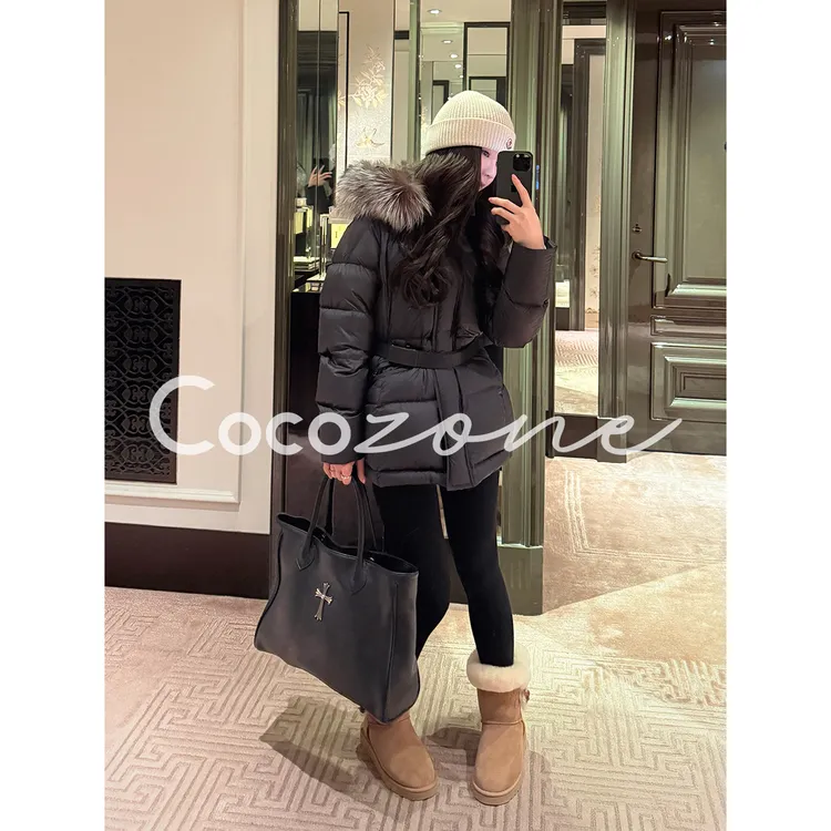 COCO ZONE 刘 一一“经典重塑”90白鹅绒银狐毛毛领鹅绒服 CD2A3121