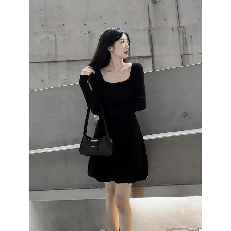 法式气质修身方领针织连衣裙女秋冬内搭打底配大衣黑色毛衣小黑裙