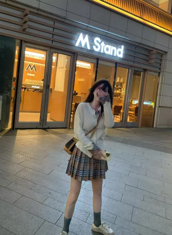 早春一整套穿搭2025新款格纹拼接袖口针织开衫百搭学院风短裙套装