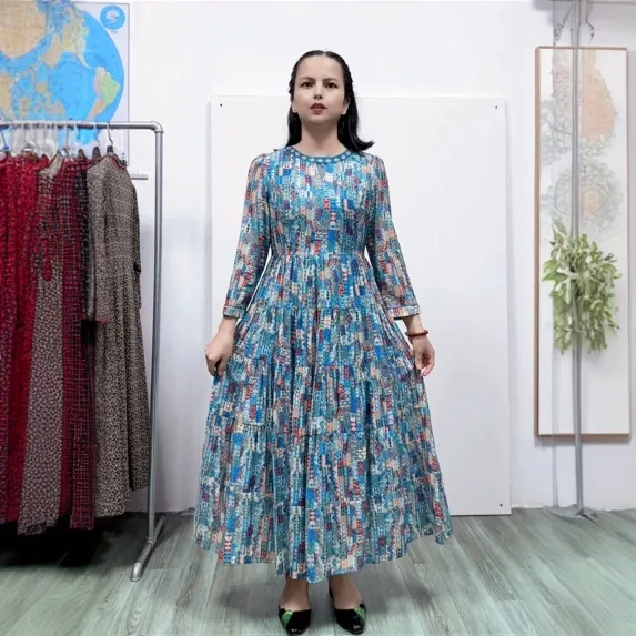 春夏桂林系圆领九分袖淑女民族风优雅气质修身刺绣碎花大摆连衣裙