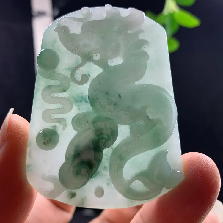 优惠缅甸纯天然A货翡翠老坑料精雕绿色飞龙在天龙牌吊坠