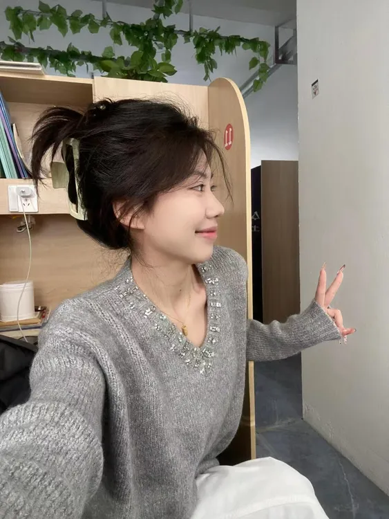 重工设计感镶钻灰色V领毛衣女秋冬季高级感宽松显瘦针织衫