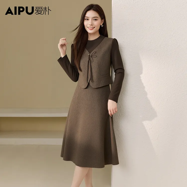 爱朴大款女装2025年冬季新款时尚高端大气气质显瘦拼接连衣裙2995