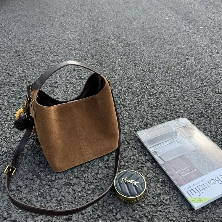 轻奢高级感手提包包女式2026新款超火大容量水桶包麂皮单肩斜挎包