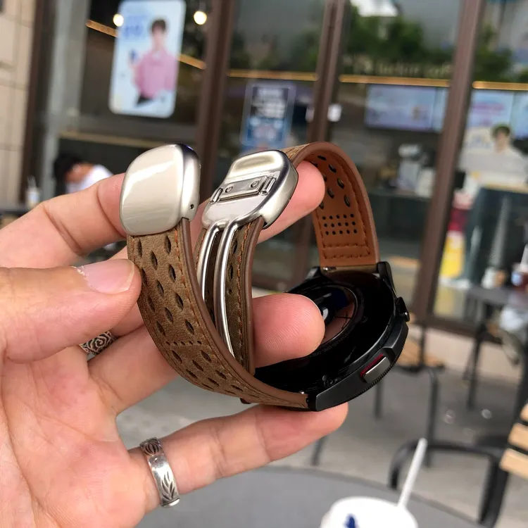 卡客风暴 圆滑磁吸扣适用三星watch7手表表带8透气疯马皮456真皮