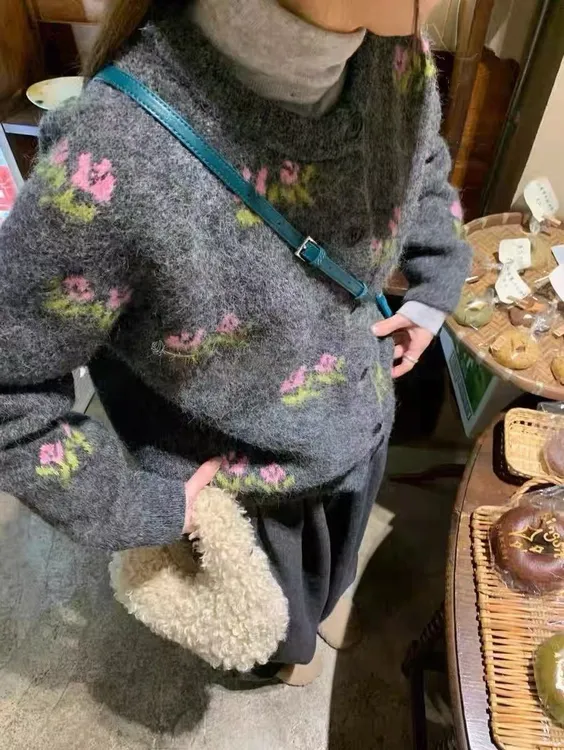 七言家玫瑰花园！#浪漫氛围感茶灰绒感软糯毛衣开衫@