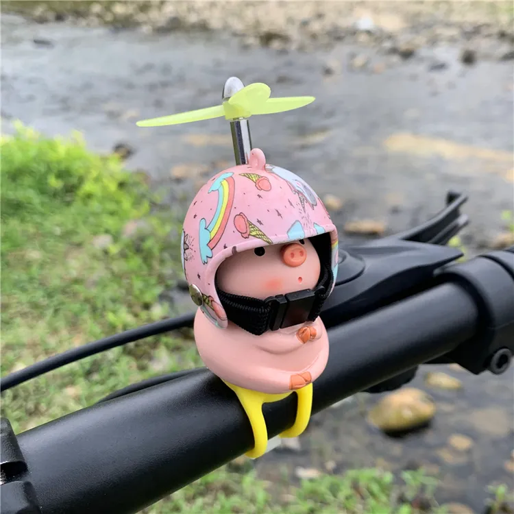 【小猪玩偶】电动车载摆件卡通小猪装饰品自行车配饰皮卡头盔竹蜻蜓