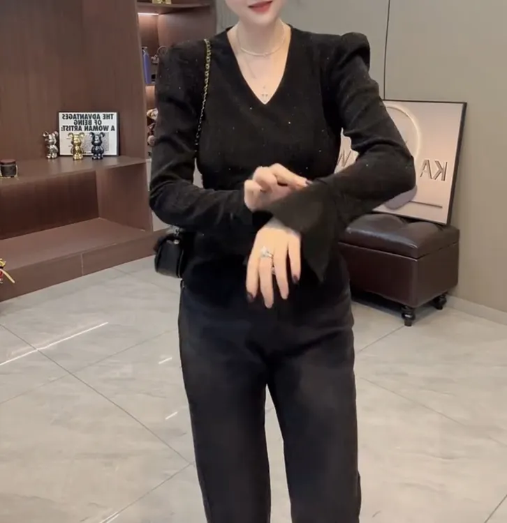 纯色法式女V领长袖喇叭袖修身打底衫