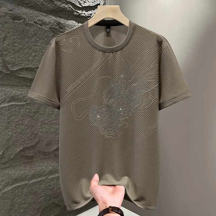冰丝夏季短袖T恤男士新款透气薄款半袖上衣宽松个性烫钻体恤衫