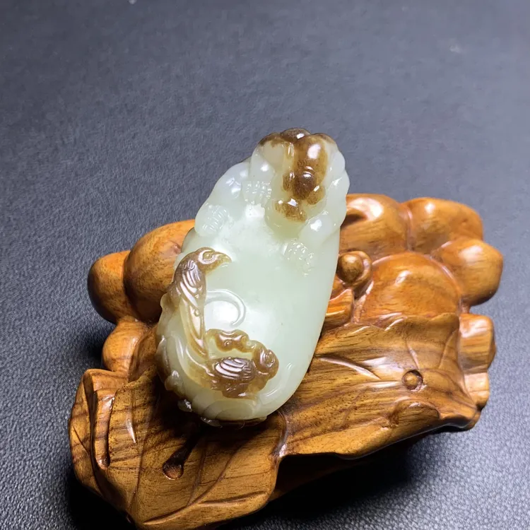 新疆和田玉且末糖料56.7克俏色巧雕纯手工雕刻喜报连连