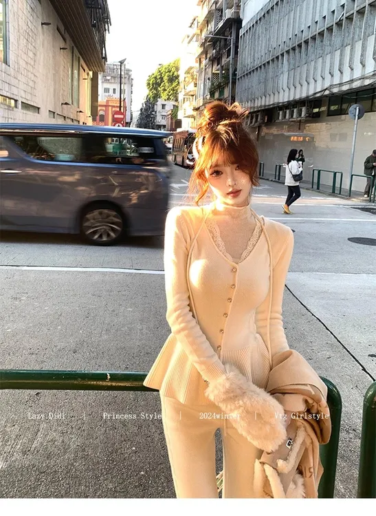 法式减龄蕾丝收腰小裙摆毛衣软糯V领针织休闲打底衫秋冬内搭上衣