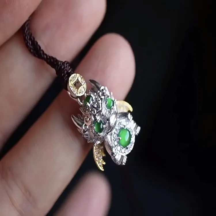 小红书爆款S925银镶嵌天然A货小奶龙翡翠吊坠分色工艺特色