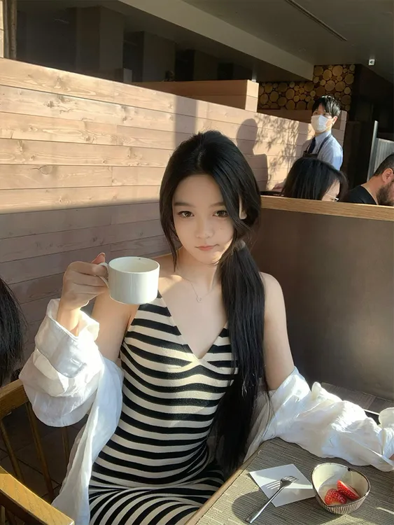 2025年夏季新款撞色拼接黑米条纹V领长款针织连衣裙海边度假裙女