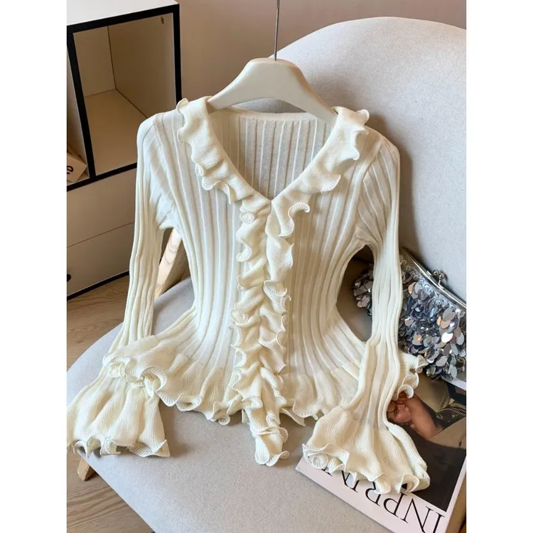 法式v领木耳边针织衫女早秋新款喇叭袖T恤设计感辣妹别致坑条上衣