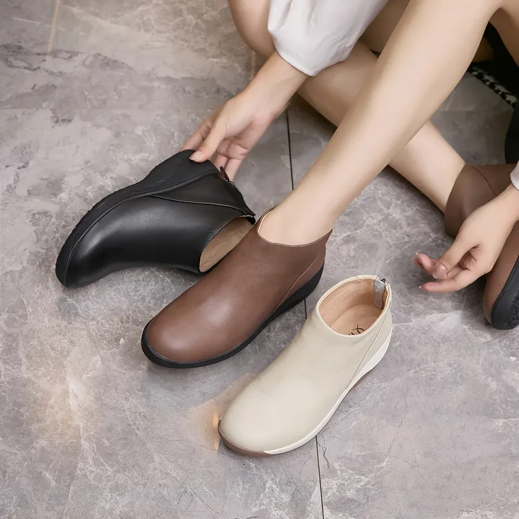 2025年秋季新品百搭真皮短靴软底软面妈妈靴平底舒适后拉链秋冬鞋