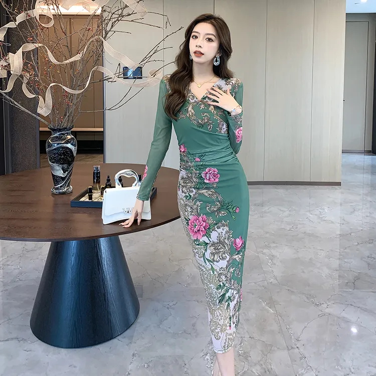 实拍实价女人味时尚花朵印花性感V领修身气质风吊带连衣裙女长款