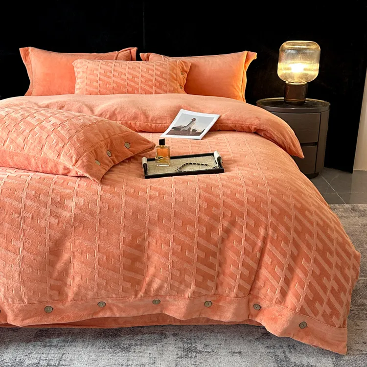 2025新款轻奢雕花全消光牛奶绒四件套加绒磨毛加厚被套床上用品