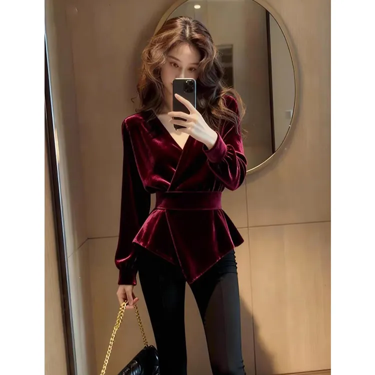 高级感酒红色V领丝绒衬衫女2025秋冬新款洋气减龄保暖内搭打底衫