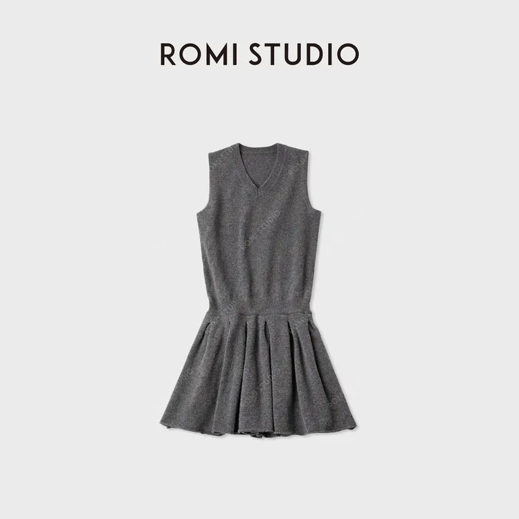 ROMI STUDIO“松弛有度”100%羊毛梭织褶皱卷边V领连衣裙RWCALT5726
