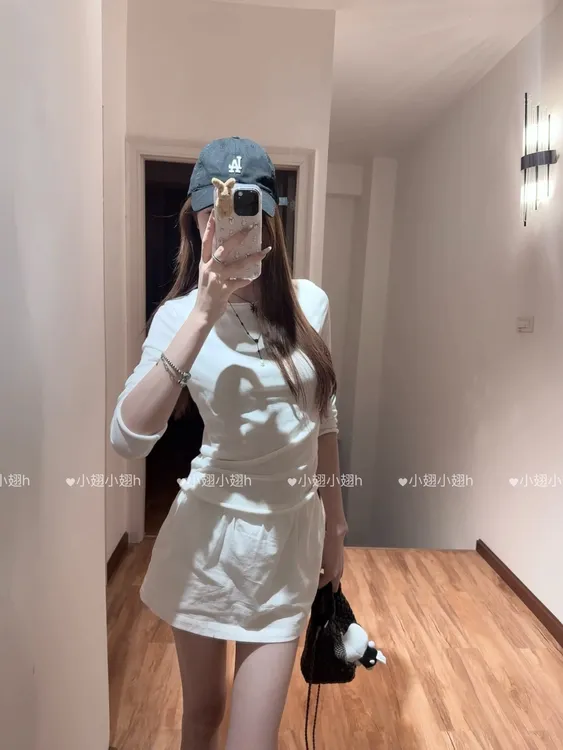 小翅服饰  纯牛奶白正肩显瘦卷边百搭长袖T