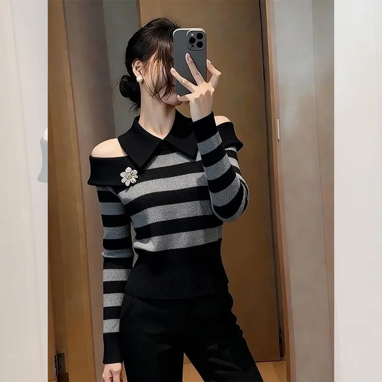 新款潮牌女装秋冬设计小众衣服洋气秋冬感秋冬露肩条纹打底针织衫