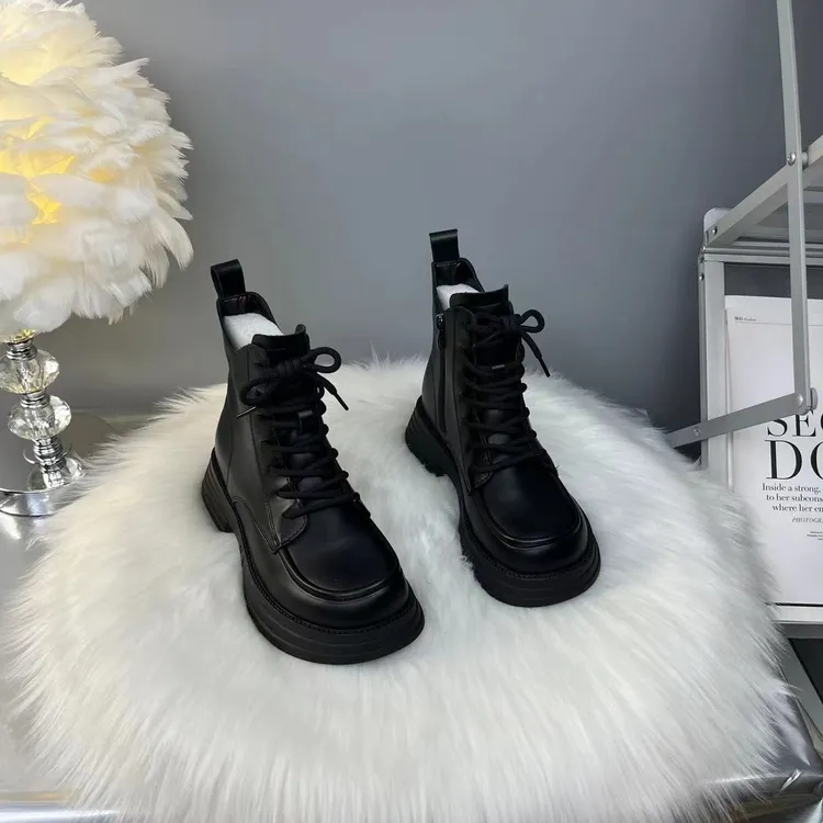 加绒女靴烟筒靴女秋冬韩版短筒英伦风马丁靴休闲百搭圆头系带单靴