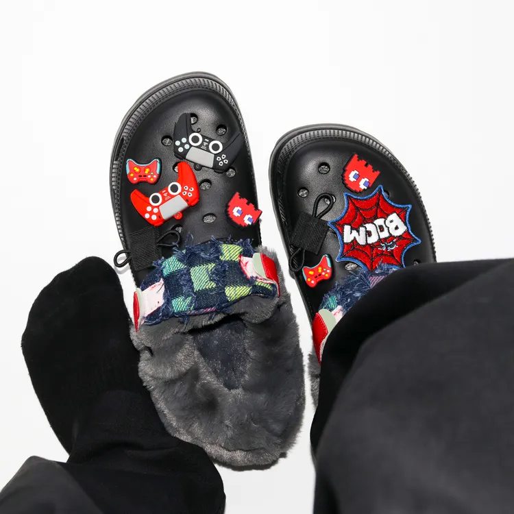 RRITTCC/像素游戏加绒洞洞鞋冬季外穿高级感毛绒厚底防滑包头棉拖