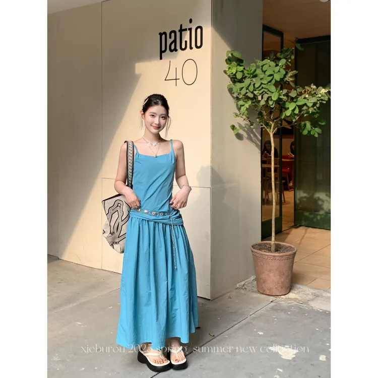 现货【谢不肉】斜褶设计感扭结肩宽松大摆量休闲方领吊带连衣裙5563