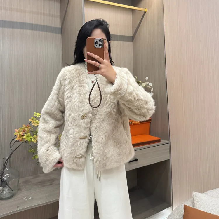 XIYUE2025秋冬新款短款牛角扣V领皮毛一体时尚百搭气质花狐毛外套