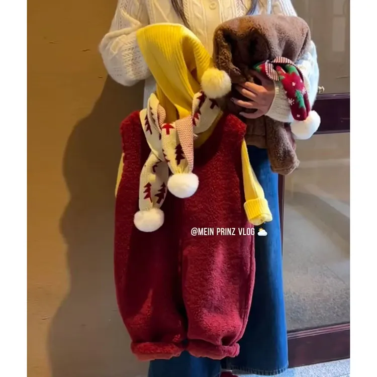 男童秋冬季新年加厚保暖套装2026新款中小童背带裤黄色精灵帽毛衣