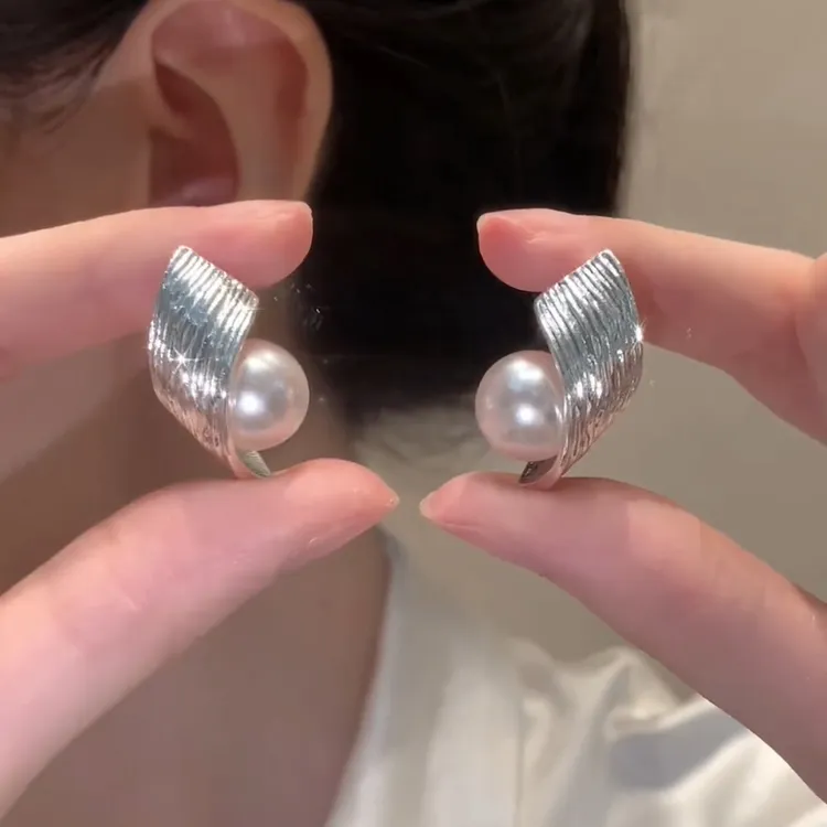 合金仿珍珠耳饰 小众设计感金属环绕耳钉女2025新款轻奢气质耳环