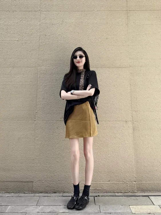 夏季新款洋气衣服女简约慵懒风黑色短袖T恤韩系缎纹版半身裙套装