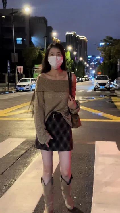 2025秋季新款女法式一字肩镂空针织罩衫复古格纹高腰A字半身短裙