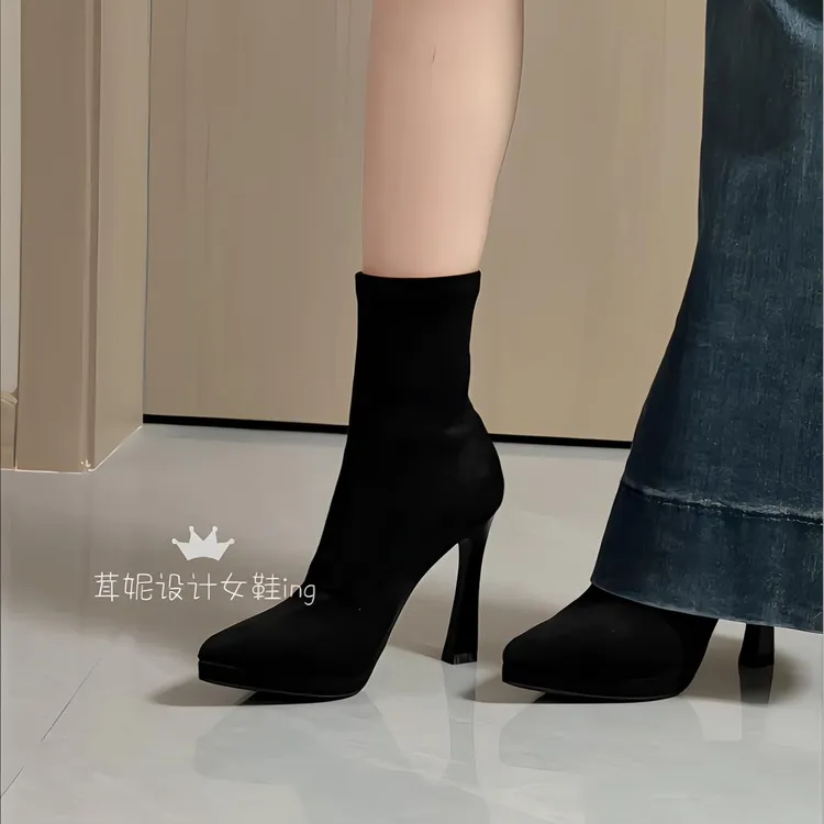 黑色弹力靴子女2025年秋冬新款防水台中筒细跟尖头显瘦高跟短靴女