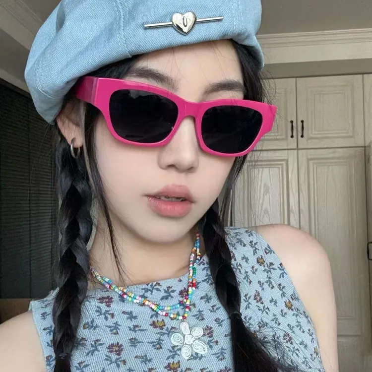 多巴胺风格白框黑片复古墨镜小脸遮阳防紫外线太阳镜少女粉红蓝
