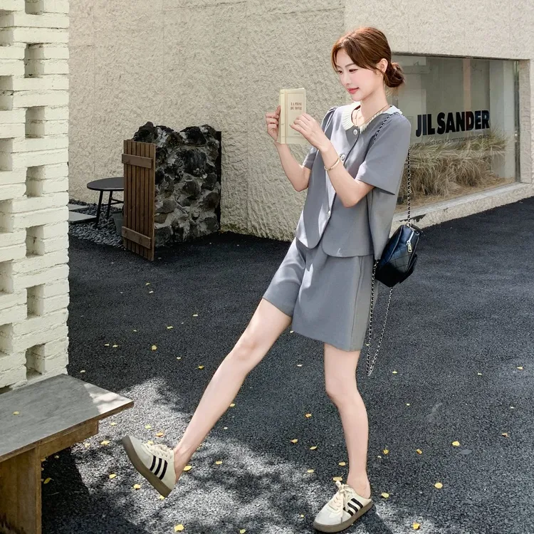 灰色设计感套装女2025夏季新款韩版时尚减龄气质百衬衫短裤两件套