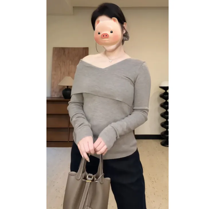 法式不规则V领灰色斜肩毛衣女秋冬内搭可外穿修身针织打底衫上衣
