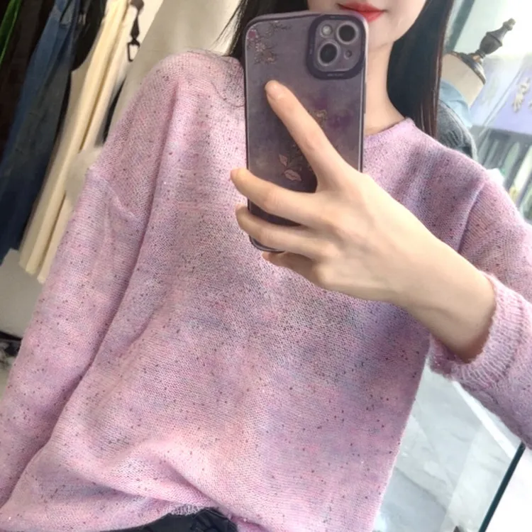 圆领马海毛极简风长袖毛针织衫。