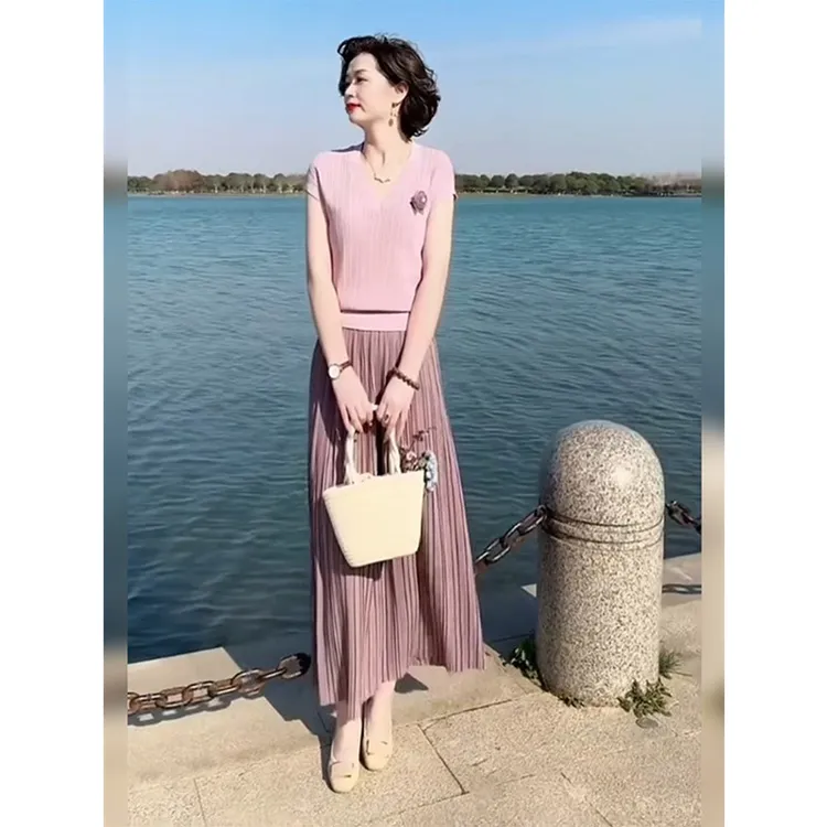 高级小众不撞款梨型身材穿搭气质漂亮粉色t恤高腰半身裙两件套装