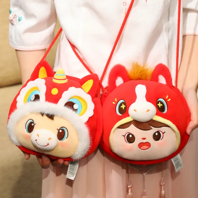 2026新款儿童马年吉祥物新年红包醒狮毛绒玩偶斜挎包挂件零钱包潮