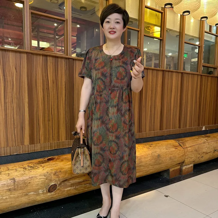 大码妈妈装夏季新款连衣中年妈妈装洋气减龄遮肉中年妈妈连衣裙