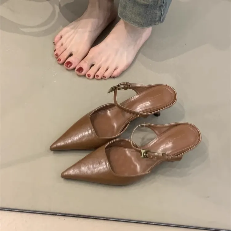 通勤棕色尖头高跟鞋女春2025年时尚韩版简约金属扣包头细跟半拖鞋