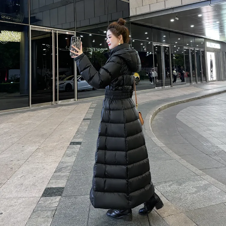 黑色长款羽绒服女过膝2025冬季新款收腰显瘦修身加厚保暖连帽外套