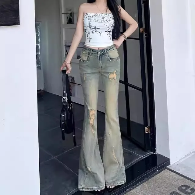 破洞爱心铆钉刺绣高腰微喇叭牛仔裤女秋季新款设计感显瘦百搭